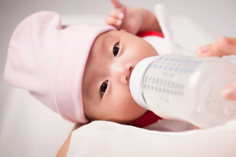 Trẻ uống sữa bổ sung